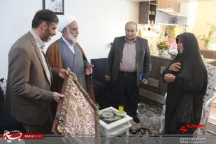 دیدار فرمانده قرارگاه خاتم الانبیاء با خانواده شهید در شهرکرد
