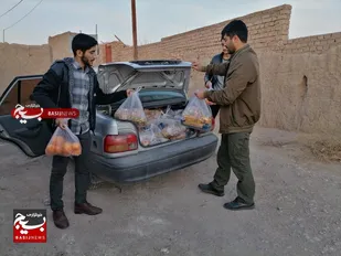 اهدای ۷۰۰ بسته یلدایی در فیروزه با همت بسیج و خیرین
