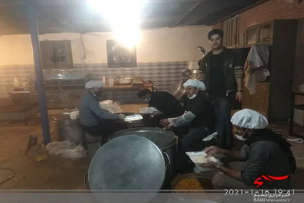 توزیع غذایی گرم با همت گروه جهادی منتظران ظهور در زاهدان توزیع شد