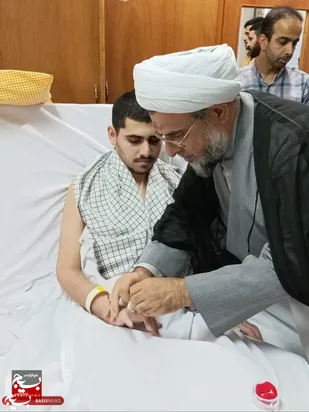 اهدای انگشتر رهبر معظم انقلاب به جانباز مدافع امنیت موسی عنایتی