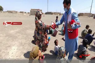 ۳۰۰ بسته عروسک و اسباب بازی بین کودکان روستا&zwnj;های محروم  خاش توزیع شد