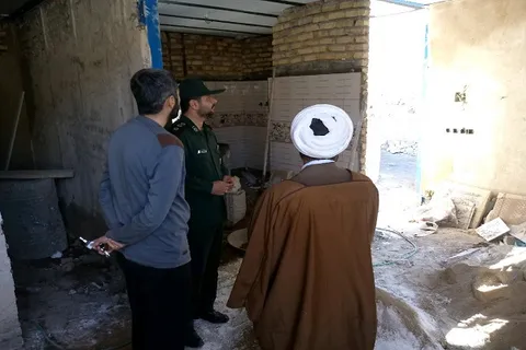 بازدید فرمانده حوزه مقاومت بسیج شهدای توره شازند از منازل آسیب دیده در سیل