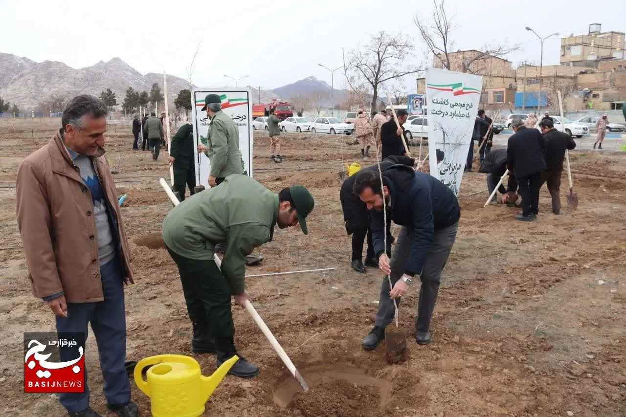 غرس ۲ هزار اصله نهال در لشکر پنج نصر/ تاکنون بیش از ۲۵ هزار نهال در اماکن سپاه استان خراسان رضوی کاشته شده است+تصاویر